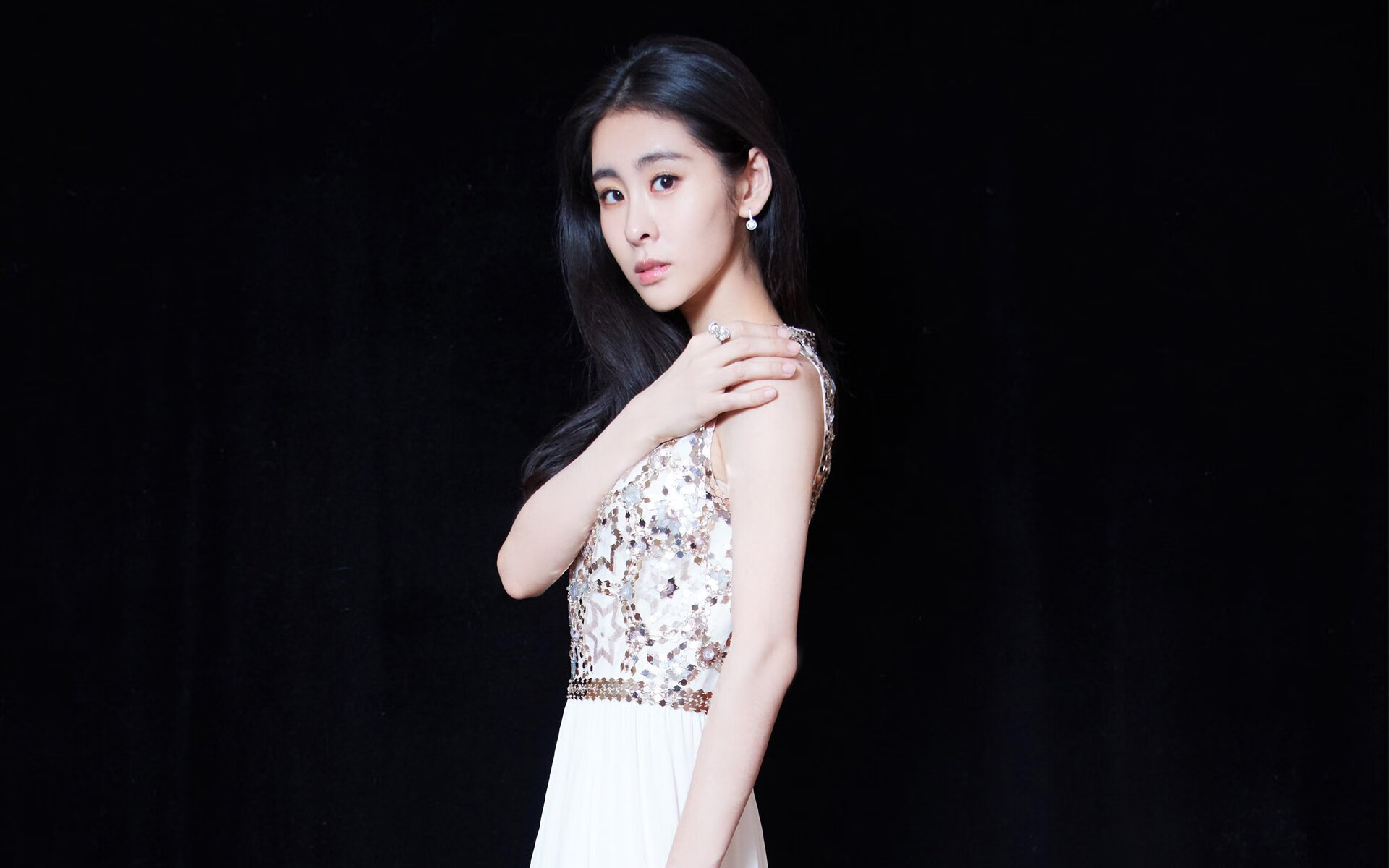 比赛结束后球员自发感谢远征球迷现场气氛感人至深,比赛后的致谢语